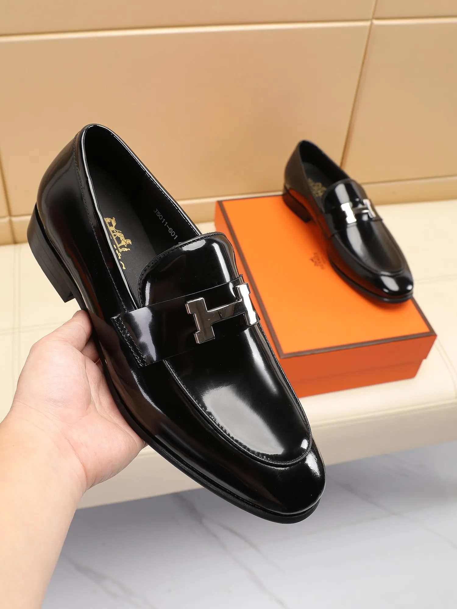 Factory price 460💶[HERMES] (cowhide lining)🍀Italian top luxury🍀He does not pursue novel styles and gorgeous colors, but attracts the favor of successful men with his flawless, elegant and classic style! This very, very comfortable, simple and stable style makes it easy to match any style! The pattern is absolutely 1:1 refined from the original case, and we strive for excellence in materials, imported cowhide + cowhide lining💪💪💪extraordinary texture👍! .Code number: 39 to 44 (38.4546 customized)